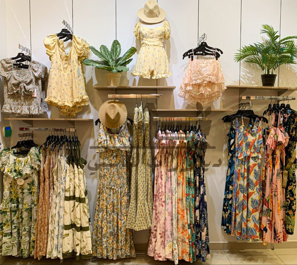 ديكور محل ملابس نسائية صغير