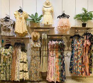 ديكور محل ملابس نسائية صغير