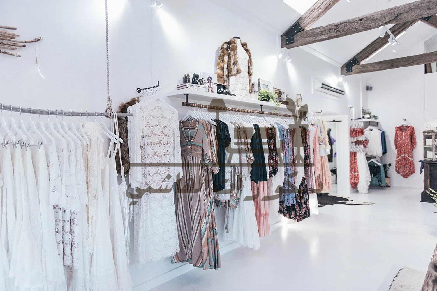 ديكور محل ملابس نسائية صغير