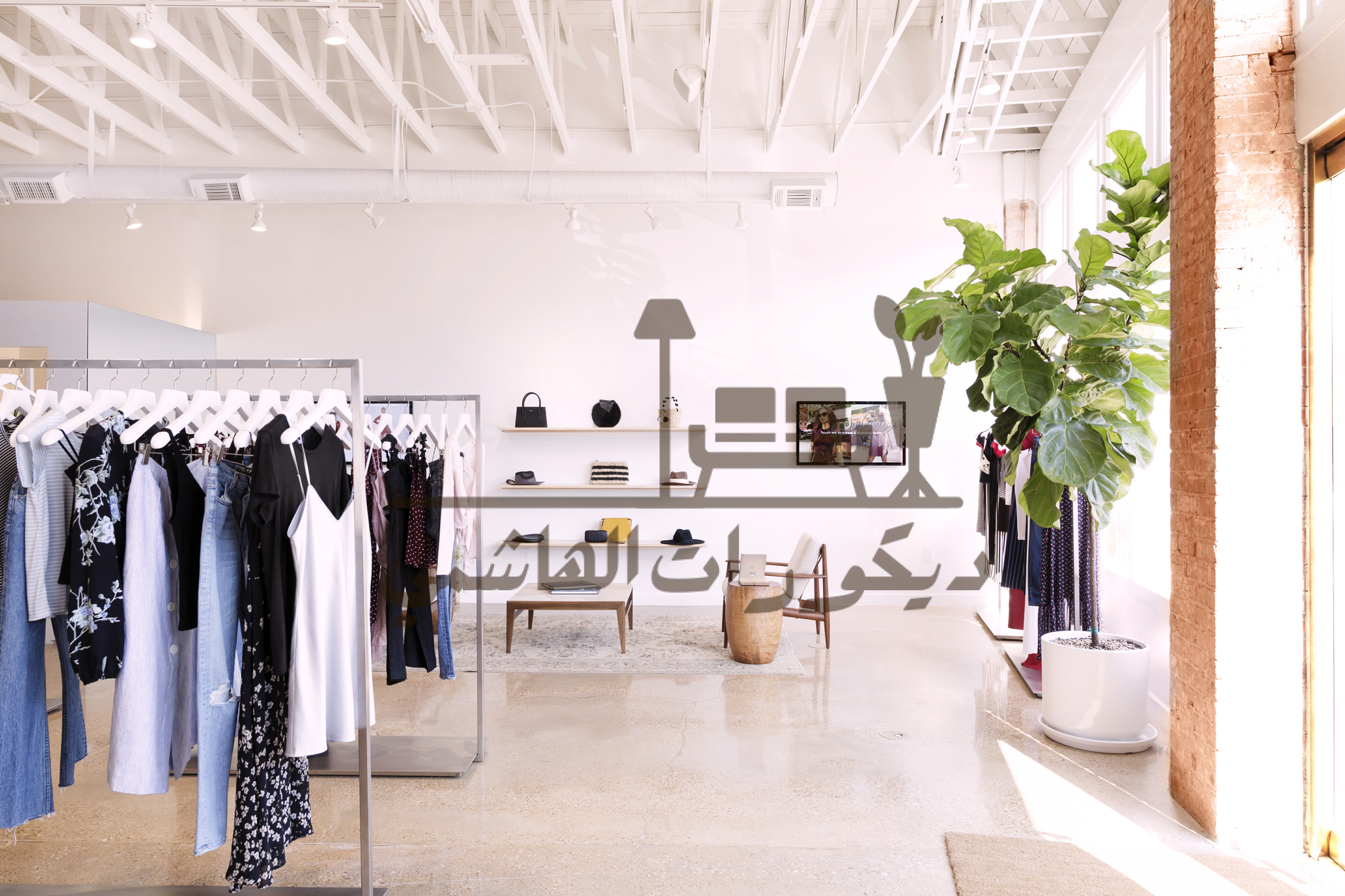 ديكور محل ملابس نسائية صغير